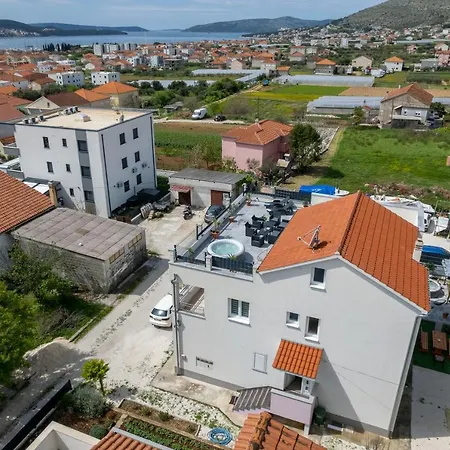 Luxury With Garden Jacuzzi And Wellness Apartamento Trogir