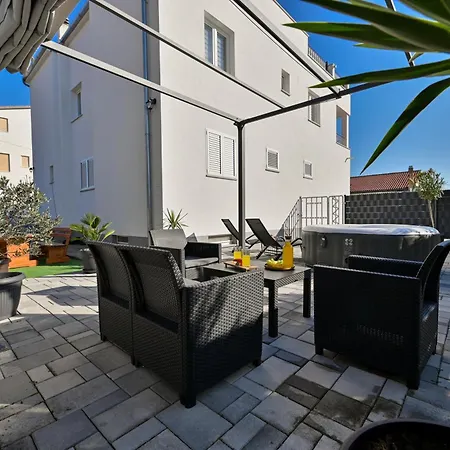 Luxury With Garden Jacuzzi And Wellness * 特罗吉尔