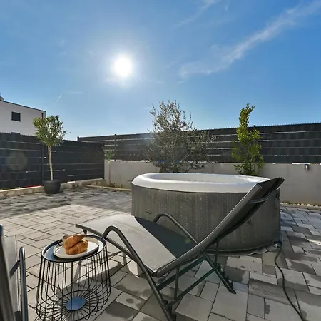 Luxury With Garden Jacuzzi And Wellness Apartamento *
