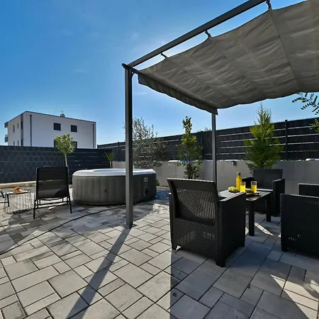 Luxury With Garden Jacuzzi And Wellness * Τρογκίρ