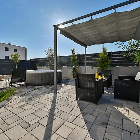 Διαμέρισμα Luxury With Garden Jacuzzi And Wellness *