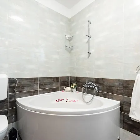 Luxury With Garden Jacuzzi And Wellness Apartamento