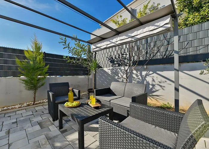Luxury With Garden Jacuzzi And Wellness 特罗吉尔
