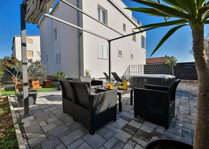 Luxury With Garden Jacuzzi And Wellness * 特罗吉尔