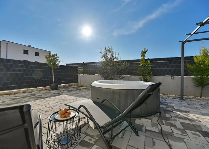 Luxury With Garden Jacuzzi And Wellness 公寓 *