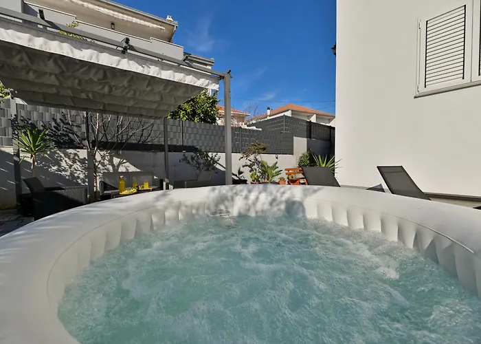 Luxury With Garden Jacuzzi And Wellness 特罗吉尔