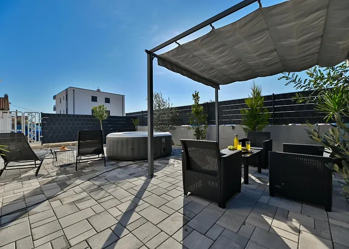 Luxury With Garden Jacuzzi And Wellness * 特罗吉尔