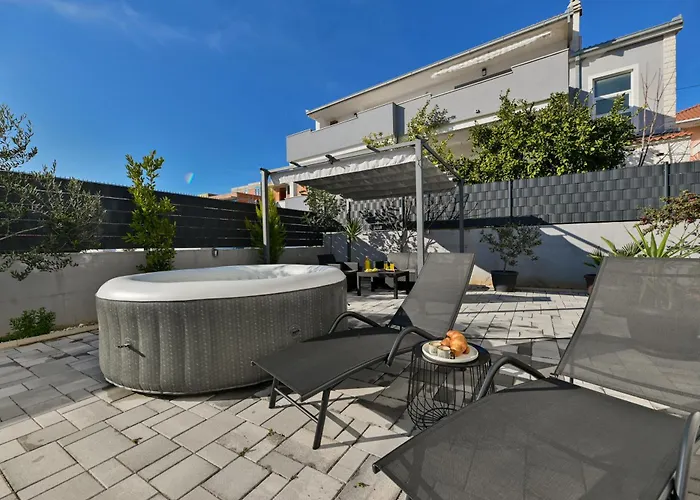 Luxury With Garden Jacuzzi And Wellness 公寓 *