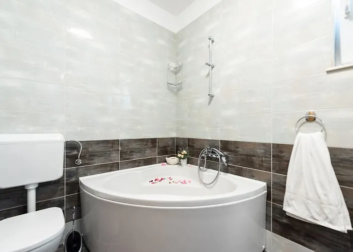 Luxury With Garden Jacuzzi And Wellness 公寓