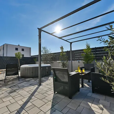 Luxury With Garden Jacuzzi And Wellness