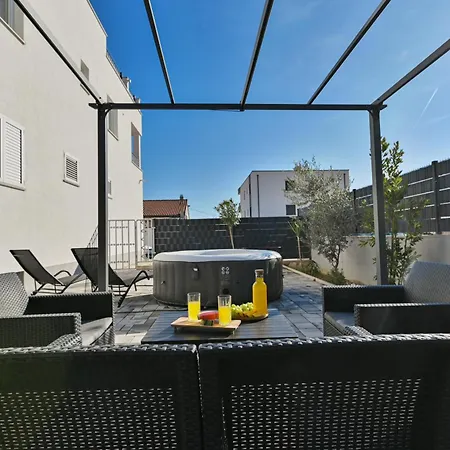 Luxury With Garden Jacuzzi And Wellness Apartament