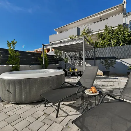 Luxury With Garden Jacuzzi And Wellness Апартаменти *