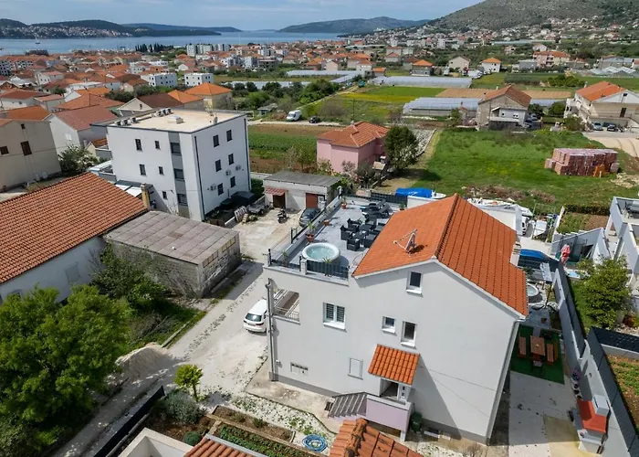 Luxury With Garden Jacuzzi And Wellness Appartement Trogir